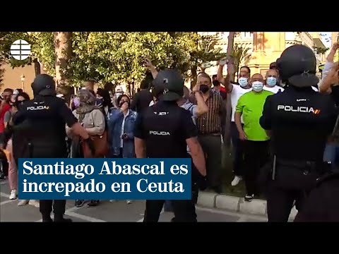 Santiago Abascal es increpado durante una protesta tras la prohibición de su acto político en Ceuta