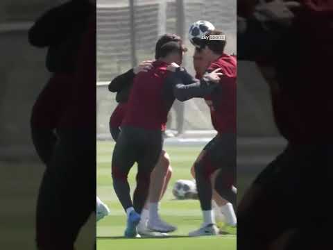 Arsenal training with a pen? 😅🖊️
