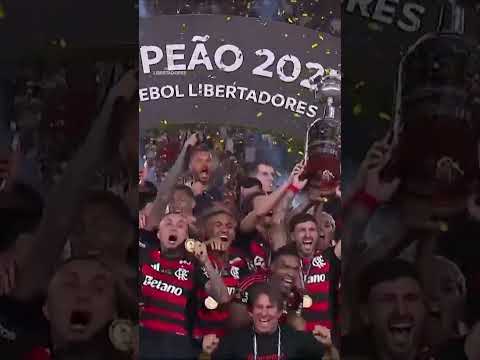 🏆 ¡EL MOMENTO DEL CAMPEÓN! #FLAMENGO LEVANTA EL TROFEO DE LA CONMEBOL #LIBERTADORES