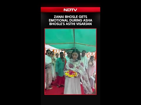 Zanai Bhosle Cries Inconsolably During Asha Bhosle's Asthi Visarjan Rituals