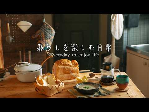 キノコのポタージュスープとパンの朝食。コーヒーと優しい時間がある暮らし。Breakfast of mushroom potage and bread.