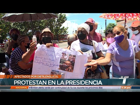 Afectados por dietilenglicol protestaron en la Presidencia, piden aumento a sus pensiones