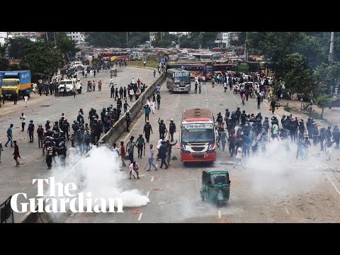 Bangladesh: police fire teargas and rubber bullets amid demonstrations in Dhaka