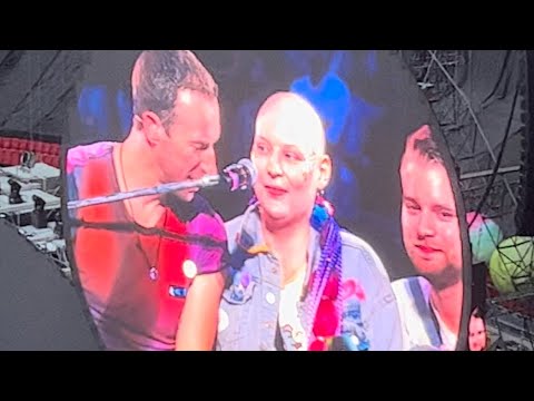 Chris Martin singing Up&Up with 2 fans - 15 July 2023, Amsterdam