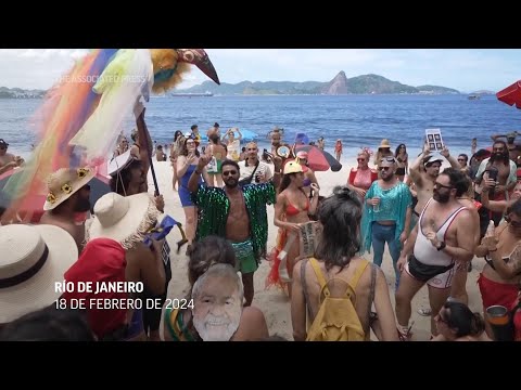 Recuperan tradición de baños con disfraces último día de Carnaval en Río.