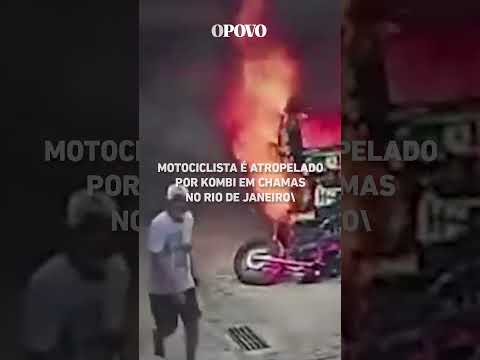 Motociclista é atropelado por Kombi em chamas no Rio de Janeiro #shorts