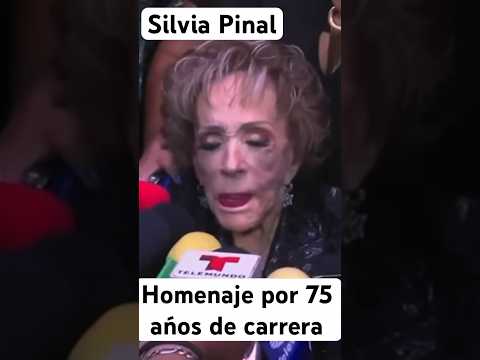 Silvia Pinal,contenta apareció a su festejo de 75 aniversario de su carrera artística viva Mexico