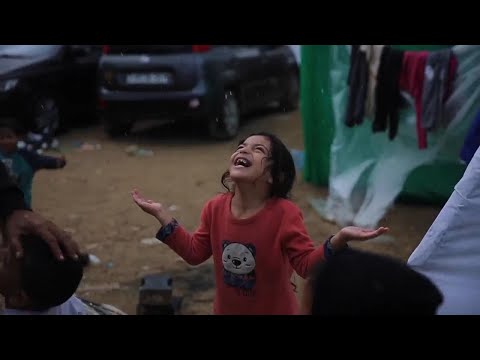 First rainfall in Gaza since the Israel-Hamas war worsens dire conditions for displaced Palestinians