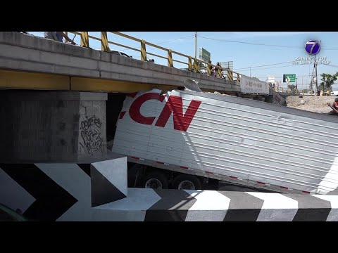 Enésimo accidente al atorase un tráiler en el Bulevar del Río Santiago