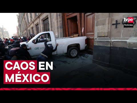 México: manifestantes derriban con vehículo la puerta del Palacio Presidencial