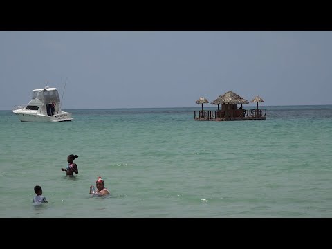 Turistas disfrutan de las refrescantes aguas de Corn Island