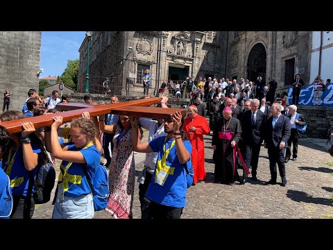 Autoridades y peregrinos reciben en Santiago al cardenal Augusto dos Santos Marto