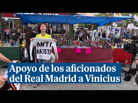 Aficionados del Real Madrid apoyan a Vinicius en los alrededores del Bernabeu