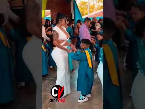 #shorts Mujer va al bautizo de su hijo con atractivo vestido blanco