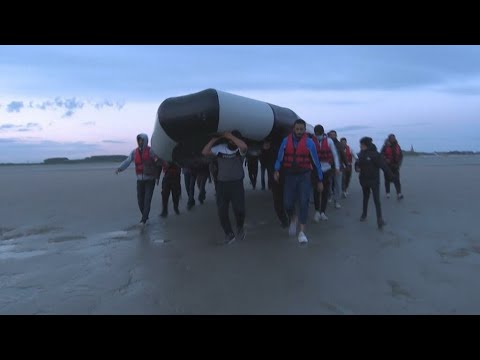 Calais : des migrants prêts à tout pour rejoindre l'Angleterre • FRANCE 24