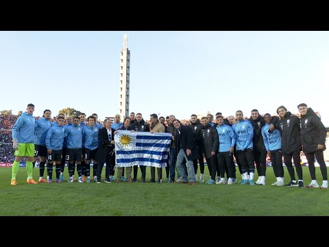 Presidente Lacalle Pou entregó pabellón a la selección uruguaya