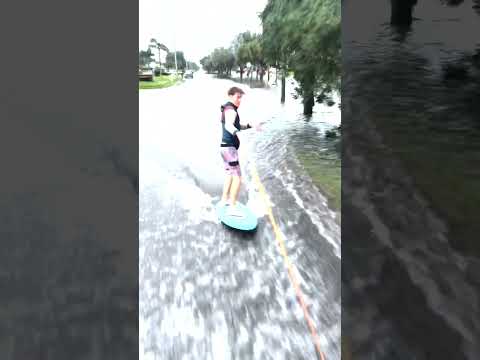 Un grupo surfea el agua de las inundaciones del huracán Milton en Florida y acaban multados