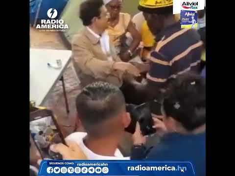 Garífunas practicándole masaje en la mano al expresidente Manuel Zelaya Rosales