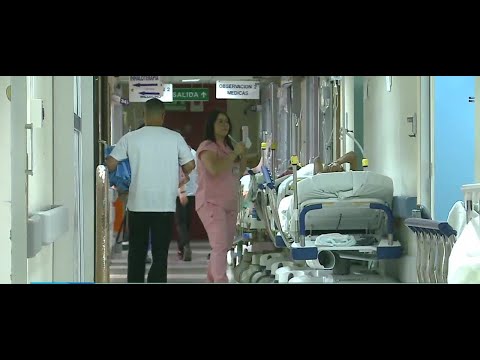 Pacientes esperan en los pasillos del hospital San Juan de Dios para ser operados