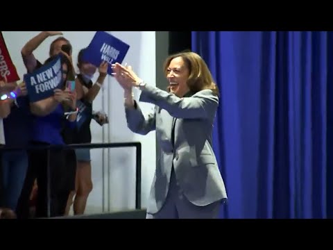 While voters stream outta Trump’s rallies, Kamala Harris epic ovation Madison, Wisconsin.