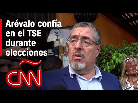 El candidato presidencial Fernando Arévalo da su respaldo al TSE