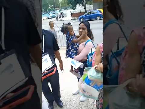 Madres cubanas protestan frente al Ministerio de Salud en La Habana, #Cuba con sus hijos en brazo