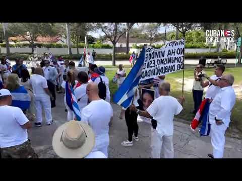 Manifestación de los cubanos frente a Arquidiócesis de Miami por la discriminación en el Vaticano