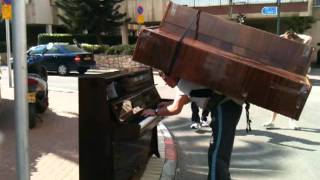 فيديو: شاب روسي يحمل بيانو علي ظهره وهو يعزف علي بيانو آخر