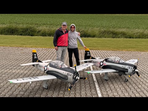 Trojan T-28 im Synchronflug präsentiert von Ewald und Robin Trumpp am Vatertag 2025