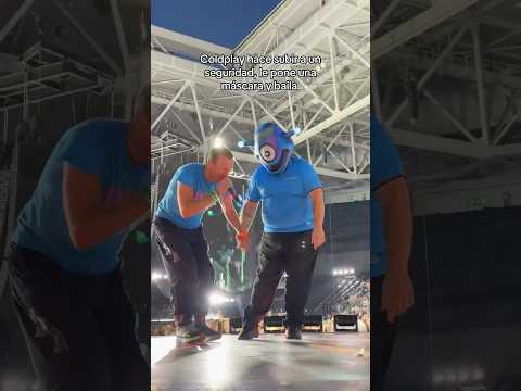 Coldplay elige a un seguridad, le pone una máscara y sube al escenario a bailar durante su show