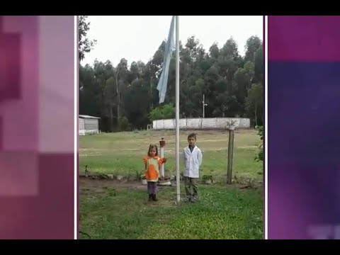 Entre Ríos: Dos chiquitos con la bandera en su casa y en sus corazones