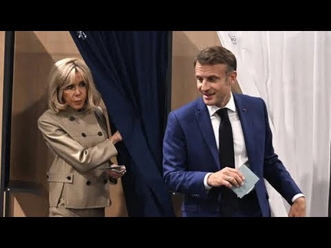 Brigitte Macron plus stylée que jamais au bras d'Emmanuel Macron pour les législatives