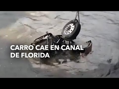 Carro cae en canal de florida