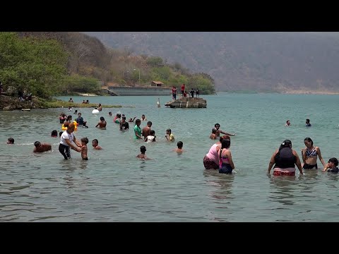 Veraneantes visitan en domingo de Ramos la laguna de Xiloá