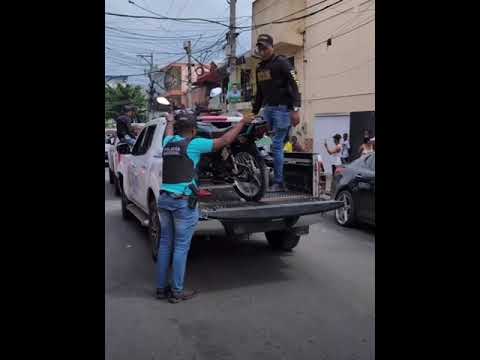 Momento en que agentes de la Policía Nacional arrestan a Onguito Wa