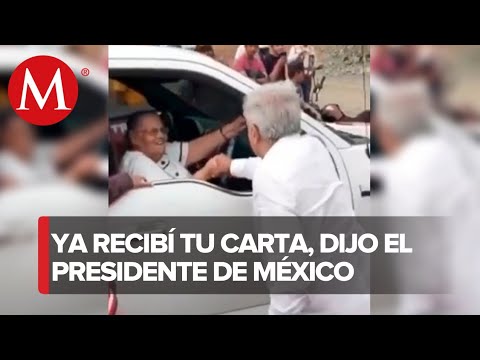 En gira por Sinaloa, AMLO saluda a mamá de 'El Chapo'