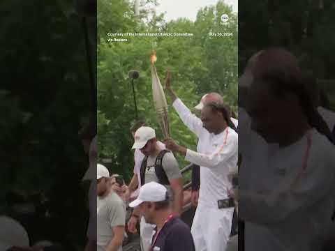 Snoop Dogg carries the Olympic torch before opening ceremony in Paris #news #snoopdogg #olympics