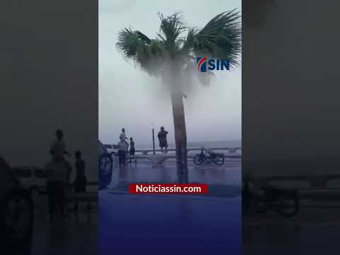 Curiosos en  el Malecón de Santo Domingo desafían fuerte oleaje