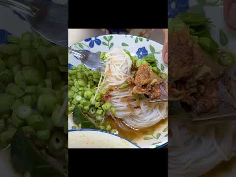 ข้าวปุ้นน้ำยาไก่หอมๆซดกินฮ้อ