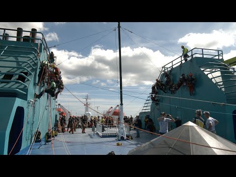 Las II Jornadas de Rescate Vertical de Bomberos comienzan en mitad del mar