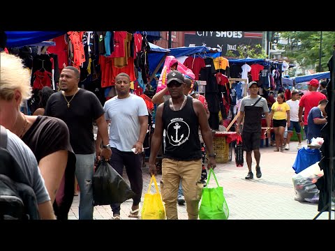 Ciudadanos realizan compras de fin de año en La Peatonal