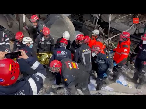 Bomberos de Madrid rescatan con vida a un hombre de 65 años en Turquía