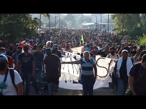 La caravana de miles de migrantes vence el retén de Tapachula y se dirige a la capital de México