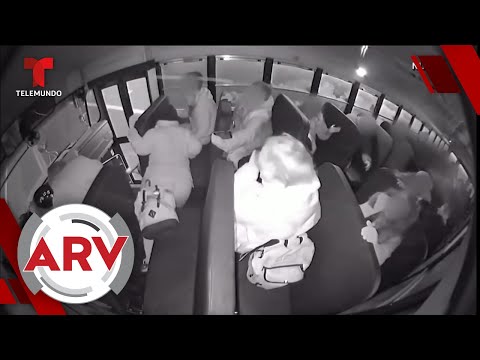 Niños salen disparados de un autobús tras un choque y todo quedó grabado en video | Telemundo