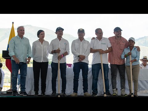 Presidente Petro en la entrega de tierras a víctimas del proyecto de la Hidroeléctrica del Quimbo