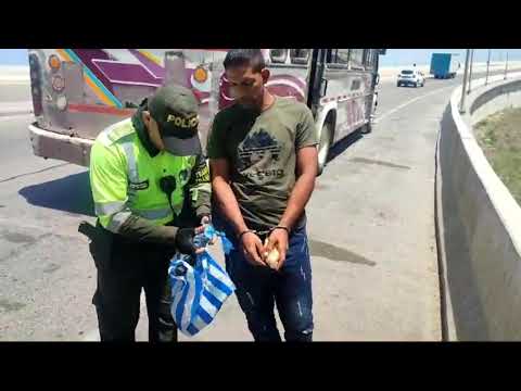 En bus de pueblo cae sujeto con droga camuflada entre sus prendas en el barrio El Ferry en BQ