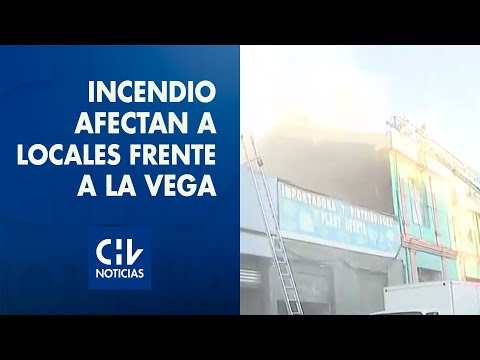 Incendio afecta a locales frente a La Vega: 14 Compañías de Bomberos combaten el fuego