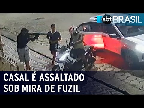Casal é assaltado sob mira de fuzil em São Vicente, no litoral de São Paulo | SBT Brasil (09/01/24)