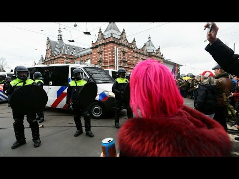 Pays-Bas : la police disperse une manifestation anti-confinement à Amsterdam • FRANCE 24