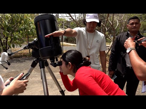 Estudiantes observan el eclipse solar 2024 en la unan managua